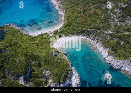 Drohnenansicht von Porto Timoni und Limni Strand - berühmter Doppelstrand in der Nähe von Afionas Dorf auf der griechischen Insel Korfu Stockfoto