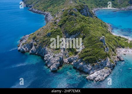 Kap Arilla von drona über den Stränden Porto Timoni und Limni - berühmter Doppelstrand in der Nähe des Dorfes Afionas auf der griechischen Insel Korfu Stockfoto