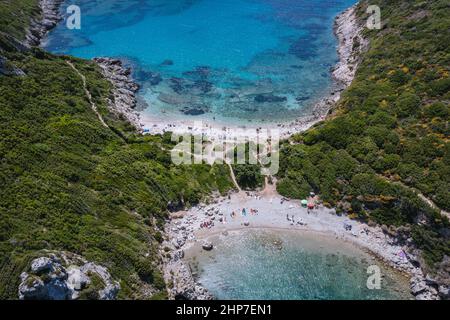 Luftaufnahme von Porto Timoni und Limni Strand - berühmter Doppelstrand in der Nähe von Afionas Dorf auf der griechischen Insel Korfu Stockfoto