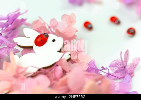 Bunte ostereier mit Frühlingsblumen und Kaninchen. Urlaub Dekoration Hintergrundbild Stockfoto