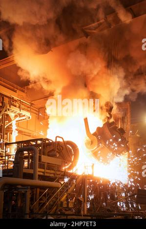 Der Prozess des Gießens von geschmolzenem Stahl in einen metallurgischen Ofen Stockfoto