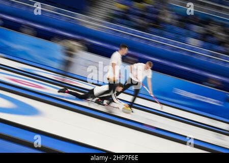 Peking, China. 19th. Februar 2022. Der britische Bruce Mouat liefert den Stein während seines Men's Curling Bronze Medal Game gegen Schweden bei den Olympischen Winterspielen in Peking 2022 am Freitag, den 18. Februar 2022. Foto von Paul Hanna/UPI Credit: UPI/Alamy Live News Stockfoto