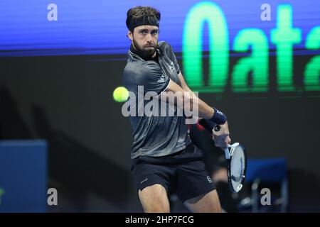 Nikoloz Basilashvili aus Georgien in Aktion während seines Halbfinalmatches mit Arthur Rinderknech aus Frankreich bei den Qatar ExxonMobil Open im Khalifa International Tennis and Squash Complex am 18. Februar 2022 in Doha, Katar. Stockfoto