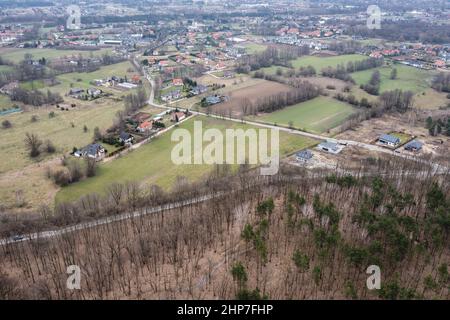 Luftdrohnenaufnahme des Dorfes Szamocin neben dem Wald im Stadtteil Bialoleka am Rande der Stadt Warschau, Polen Stockfoto