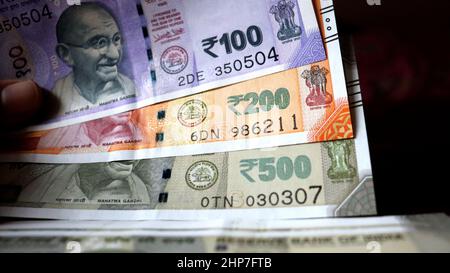 Indisches Wirtschaftswachstum, indische Währung, 100.200 und 500 Rupien Note Stockfoto