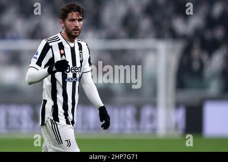Turin, Italien. 18th. Februar 2022. Manuel Locatelli von Juventus FC schaut während des Serie-A-Spiels zwischen Juventus FC und Turin im Allianz Stadium am 18. Februar 2022 in Turin, Italien, nach. Quelle: Marco Canoniero/Alamy Live News Stockfoto