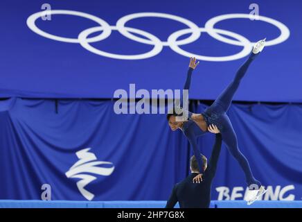 Peking, China. 19th. Februar 2022. Vanessa James (TOP)/Eric Radford aus Kanada treten beim Eiskunstlauf-Paar-Freilaufen der Olympischen Winterspiele 2022 in Peking im Capital Indoor Stadium in Peking, der Hauptstadt Chinas, am 19. Februar 2022 auf. Quelle: Cao Can/Xinhua/Alamy Live News Stockfoto