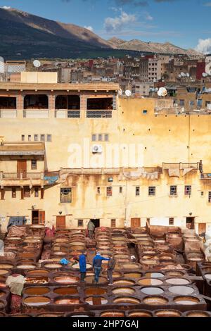 Fez, Marokko - Januar 202019: Blick auf die Ledergerberei auf dem Dach eines Gebäudes in der Medina. Stockfoto