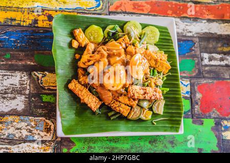 Gado - gado Indonesischer Salat mit Erdnusssoße. Zutaten: Tofu, Spinat, Bohnen, Soja Sprossen, Kartoffeln, Gurken und gekochte Eier. Stockfoto