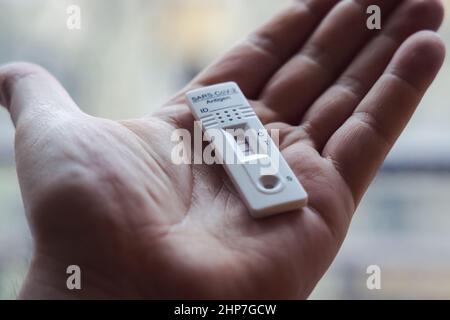 Positives Testergebnis für Coronavirus, Test mit SARS-CoV-2 Schnellantigen-Test Stockfoto