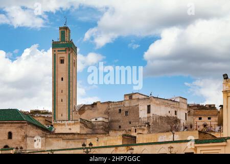 Die R'cif Moschee ist eine Freitagsmoschee in Fes el-Bali, der Altstadt (Medina) von Fez, Marokko. Es hat einen der höchsten Minarette der Stadt und überblickt Stockfoto