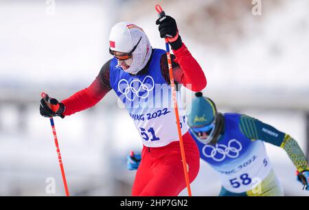 Zhangjiakou, Chinas Provinz Hebei. 19th. Februar 2022. Hadesi Badelihan aus China tritt beim Massenstart der Skilanglauf-Männer 50km frei von den Olympischen Winterspielen in Peking 2022 im Nationalen Langlaufzentrum in Zhangjiakou, nordchinesische Provinz Hebei, am 19. Februar 2022 an. Das Massenstartrennen der Männer im Jahr 50km wurde am Samstag um eine Stunde auf 1500 Uhr Ortszeit (0700 GMT) verschoben und aufgrund des starken Windes im National Cross-Country Skiing Center auf 30km verkürzt. Kredit: Mu Yu/Xinhua/Alamy Live Nachrichten Stockfoto