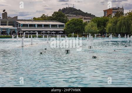 Singende Brunnen in Plovdiv Stadt, Hauptstadt der Provinz Plovdiv im südlichen Zentrum Bulgariens, Morado Bar im Hintergrund Stockfoto