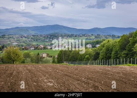 Pflügefeld im Dorf Miedzyrzecze Gorne in Gmina Jasienica, Kreis Bielsko, Woiwodschaft Schlesien im Süden Polens Stockfoto