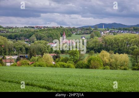 Blick auf die evangelisch-Augsburger Kirche im Dorf Miedzyrzecze Gorne in der Gemeinde Jasienica, Kreis Bielsko, Woiwodschaft Schlesien im Süden Polens Stockfoto