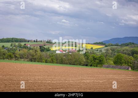 Pflügefeld im Dorf Miedzyrzecze Gorne in Gmina Jasienica, Kreis Bielsko, Woiwodschaft Schlesien im Süden Polens Stockfoto