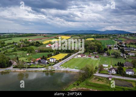 Drohnenansicht von Fischteichen im Dorf Miedzyrzecze Gorne im Landkreis Bielsko, Woiwodschaft Schlesien in Mittelpolen Stockfoto