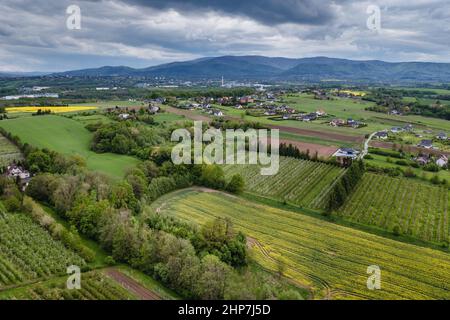 Luftdrohnenaufnahme des Gebiets in der Nähe des Dorfes Miedzyrzecze Gorne in der Gemeinde Jasienica, Kreis Bielsko, Woiwodschaft Schlesien im Süden Polens Stockfoto