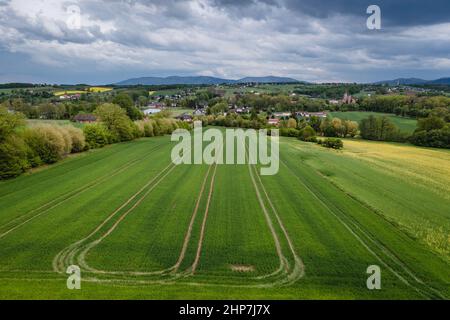 Luftdrohnenaufnahme der ländlichen Gegend in der Nähe des Dorfes Miedzyrzecze Gorne in der Gemeinde Jasienica, Kreis Bielsko, Woiwodschaft Schlesien im Süden Polens Stockfoto