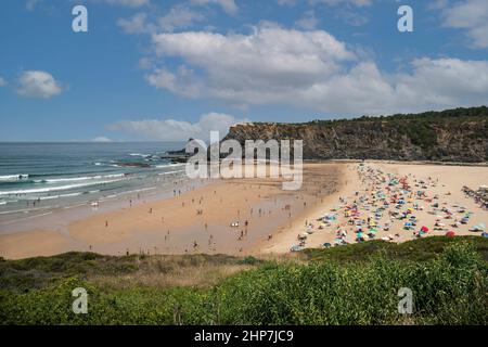 Ein vollgepackter Strand an der Algarve an einem sonnigen Sommertag im Süden Portugals Stockfoto