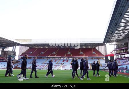 Die Spieler von Aston Villa inspizieren das Spielfeld vor dem Premier League-Spiel in Villa Park, Birmingham. Bilddatum: Samstag, 19. Februar 2022. Stockfoto