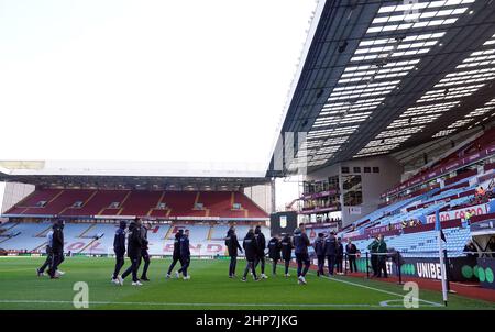 Die Spieler von Aston Villa inspizieren das Spielfeld vor dem Premier League-Spiel in Villa Park, Birmingham. Bilddatum: Samstag, 19. Februar 2022. Stockfoto