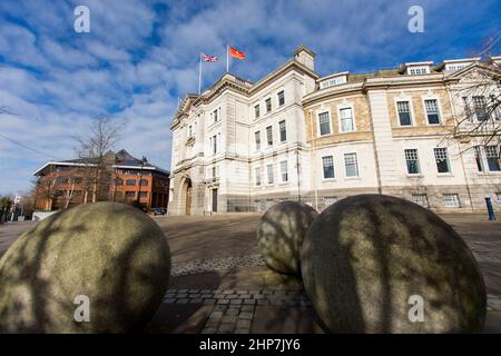 Die Fassade von County Hall Maidstone, Kent aus dem Jahr 1913. County Hall, früher das Old Sessions House, ist ein kommunales Gebäude in der Sandling Road in Maidstone, Kent, England. Die Bezirkshalle, die der Sitz des Kent County Council ist, ist ein denkmalgeschütztes Gebäude. Stockfoto