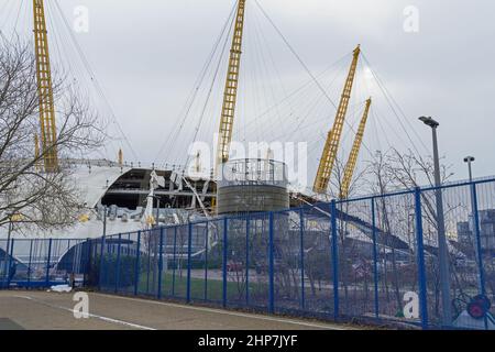 Der Millennium Dome und die O2 Arena wurden durch die starken Winde des Sturms Eunice beschädigt. Nahaufnahme des Schadens. London - 19th. Februar 2022 Stockfoto