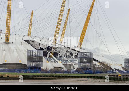 Der Millennium Dome und die O2 Arena wurden durch die starken Winde des Sturms Eunice beschädigt. Nahaufnahme des Schadens. London - 19th. Februar 2022 Stockfoto