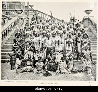 Dahomeyan Amazons das Königreich Dahomey war ein westafrikanisches Königreich, das sich im heutigen Benin befand und von ungefähr 1600 bis 1904 existierte. Dahomey entwickelte sich im frühen 17th. Jahrhundert auf dem Abomey-Plateau unter den Fon-Völkern und wurde im 18th. Jahrhundert durch die Eroberung wichtiger Städte an der Atlantikküste zu einer regionalen Macht. Aus dem Buch The living Races of Mankind; Band 2 von Henry Neville Hutchinson, veröffentlicht 1901 in London von Hutchinson & Co Stockfoto