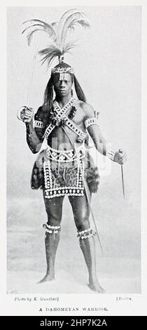 Dahomeyan Warrior das Königreich Dahomey war ein westafrikanisches Königreich im heutigen Benin, das von etwa 1600 bis 1904 existierte. Dahomey entwickelte sich im frühen 17th. Jahrhundert auf dem Abomey-Plateau unter den Fon-Völkern und wurde im 18th. Jahrhundert durch die Eroberung wichtiger Städte an der Atlantikküste zu einer regionalen Macht. Aus dem Buch The living Races of Mankind; Band 2 von Henry Neville Hutchinson, veröffentlicht 1901 in London von Hutchinson & Co Stockfoto