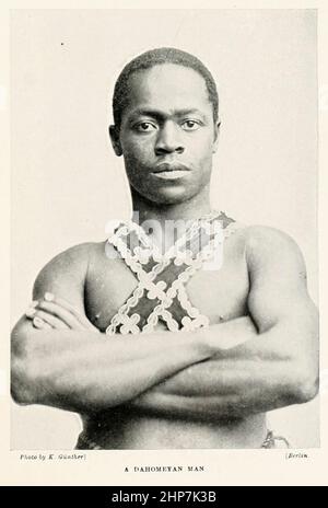 Dahomeyan man das Königreich Dahomey war ein westafrikanisches Königreich im heutigen Benin, das von etwa 1600 bis 1904 existierte. Dahomey entwickelte sich im frühen 17th. Jahrhundert auf dem Abomey-Plateau unter den Fon-Völkern und wurde im 18th. Jahrhundert durch die Eroberung wichtiger Städte an der Atlantikküste zu einer regionalen Macht. Aus dem Buch The living Races of Mankind; Band 2 von Henry Neville Hutchinson, veröffentlicht 1901 in London von Hutchinson & Co Stockfoto