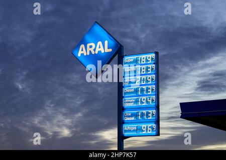 Neuhausen, Deutschland - 19. Februar 2022: Preisdarstellung vor einem dramatischen dunklen Himmel bei Sonnenaufgang. Hohe und teure Kraftstoffpreise in europa. Aral. Stockfoto