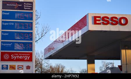 Nürtingen, Deutschland - 19. Februar 2022: Preisanzeige vor einer Tankstelle bei Sonnenaufgang. Hohe und teure Kraftstoffpreise in europa. Esso. Stockfoto