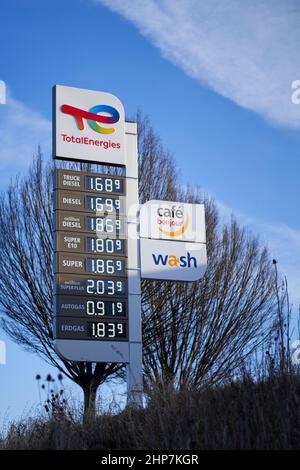 Kirchheim, Deutschland - 19. Februar 2022: Preisplatine am Morgen. Hohe und teure Kraftstoffpreise in europa. TotalEnergies. Stockfoto