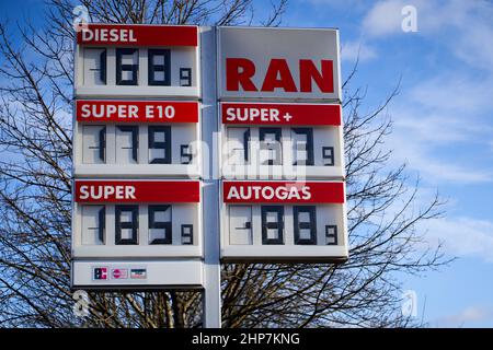 Kirchheim, Deutschland - 19. Februar 2022: Preisplatine am Morgen. Hohe und teure Kraftstoffpreise in europa. Lief. Stockfoto