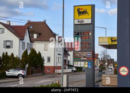 Kirchheim, Deutschland - 19. Februar 2022: Preistafel der hohen teuren Benzin-und Kraftstoffpreise in der Stadt. Agip. Stockfoto