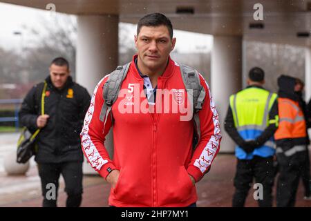 Huddersfield, Großbritannien. 19th. Februar 2022. Ryan Hall #5 von Hull KR kommt am 2/19/2022 im Stadion von John Smith für das Spiel gegen Hull KR in Huddersfield, Großbritannien, an. (Foto von Simon Whitehead/News Images/Sipa USA) Quelle: SIPA USA/Alamy Live News Stockfoto