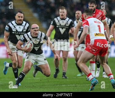 Danny Houghton (9) vom Hull FC läuft am 2/19/2022 bei Jack Welsby (1) von St. Helens in. (Foto von David Greaves/News Images/Sipa USA) Quelle: SIPA USA/Alamy Live News Stockfoto