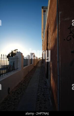 Eine typische Gasse, die nach Firostefani in Fira Santorini Griechenland führt Stockfoto