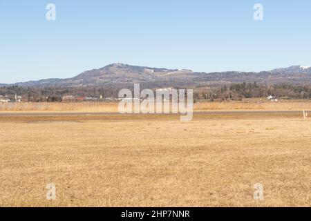 Wangen-Lachen, Schweiz, 13. Februar 2022 Bergpanorama an einem sonnigen Tag Stockfoto