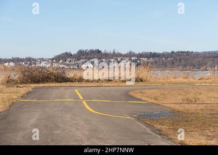 Wangen-Lachen, Schweiz, 13. Februar 2022 Taxi und Start- und Landebahn auf einem kleinen Flugplatz Stockfoto