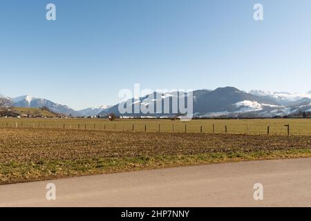 Wangen-Lachen, Schweiz, 13. Februar 2022 Bergpanorama an einem sonnigen Tag Stockfoto