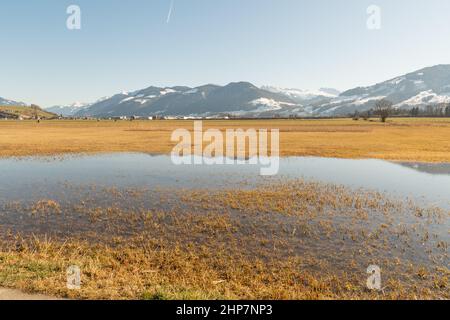 Wangen-Lachen, Schweiz, 13. Februar 2022 Bergpanorama an einem sonnigen Tag Stockfoto