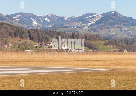 Wangen-Lachen, Schweiz, 13. Februar 2022 Taxi und Start- und Landebahn auf einem kleinen Flugplatz Stockfoto