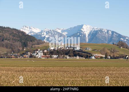 Wangen-Lachen, Schweiz, 13. Februar 2022 Bergpanorama an einem sonnigen Tag Stockfoto