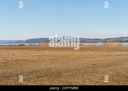 Wangen-Lachen, Schweiz, 13. Februar 2022 Bergpanorama an einem sonnigen Tag Stockfoto