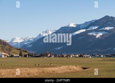 Wangen-Lachen, Schweiz, 13. Februar 2022 Bergpanorama an einem sonnigen Tag Stockfoto