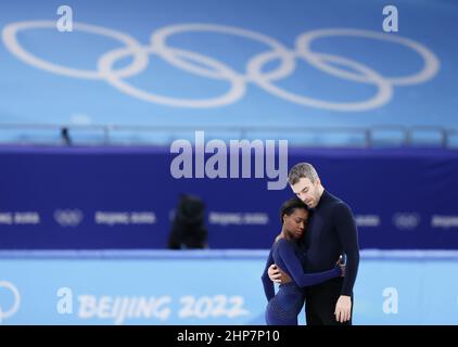 Peking, China. 19th. Februar 2022. Vanessa James (L)/Eric Radford aus Kanada treten beim Eiskunstlauf-Paar-Freilaufen der Olympischen Winterspiele 2022 in Peking im Capital Indoor Stadium in Peking, der Hauptstadt Chinas, am 19. Februar 2022 auf. Quelle: Cao Can/Xinhua/Alamy Live News Stockfoto