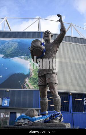 Gesamtansicht des Cardiff City Stadium, Heimstadion von Cardiff City. Statue errichtet für den 1927 FA Cup Gewinner Kapitän Fred Keenor Stockfoto